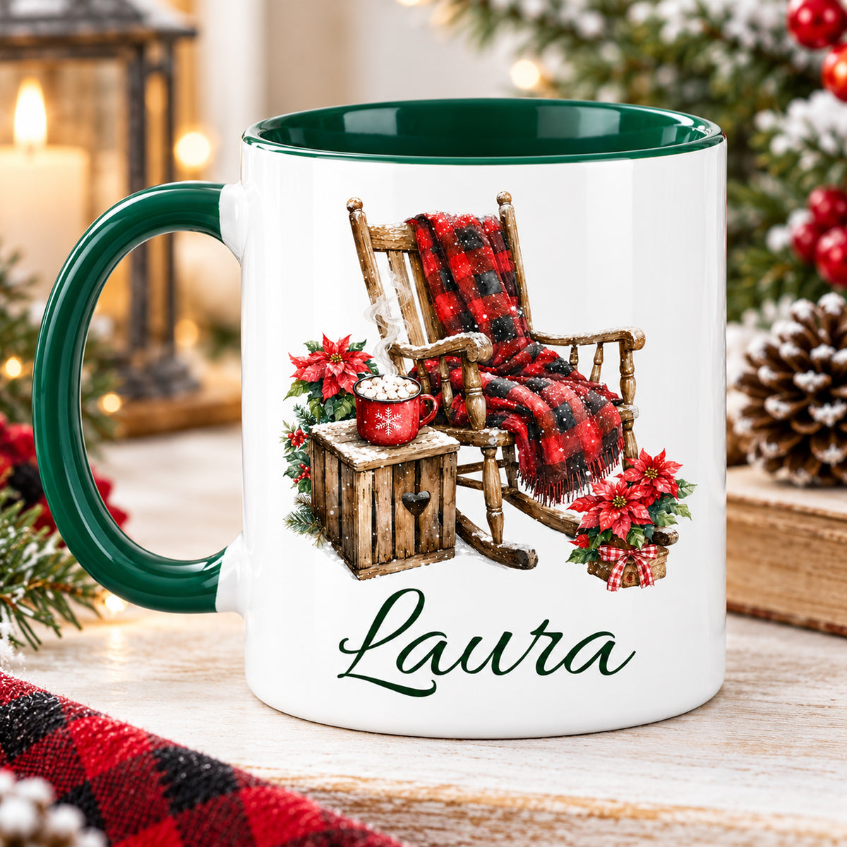 Rückseite der Weihnachtstasse mit Schaukelstuhl-Motiv und Wunschname, grüner Henkel links.