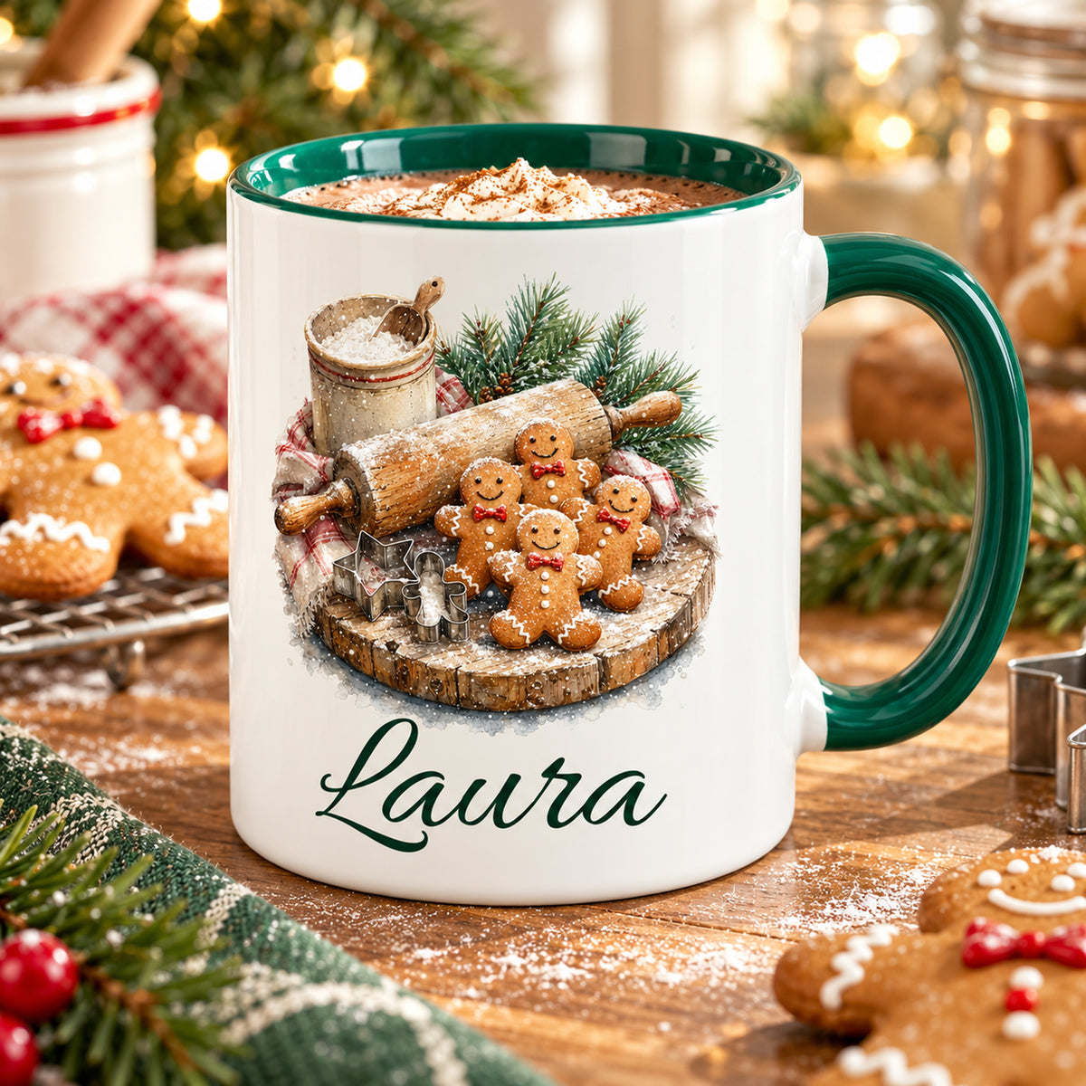 Tasse mit Weihnachtsbäckerei-Motiv und Wunschname in einer weihnachtlichen Wohnszene.