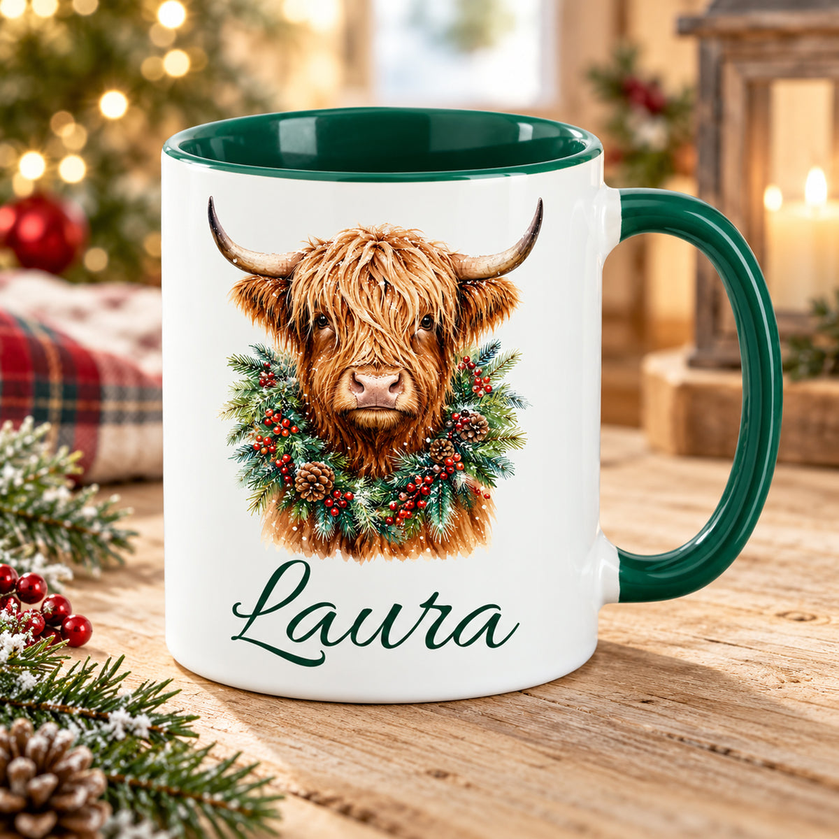 Schrägansicht der Tasse mit Hochlandrind-Motiv und Wunschname; grüner Innenraum sichtbar.