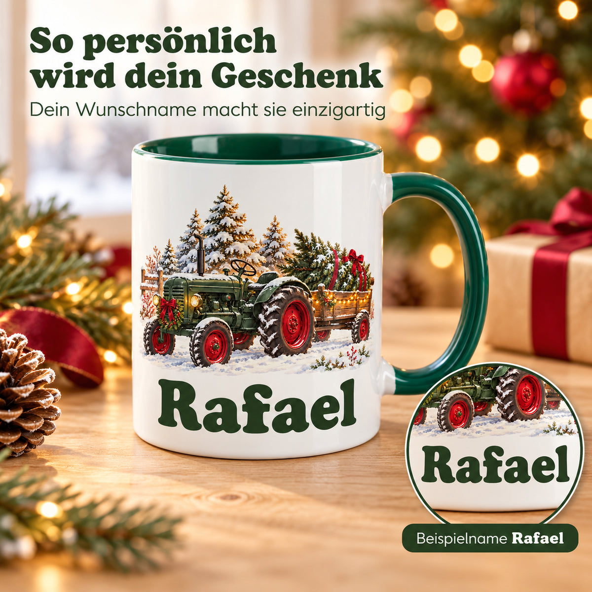 Weiße Tasse mit grünem Henkel: Trecker mit Tannenbaum und Wunschname; runder Ausschnitt zeigt den personalisierten Druck.