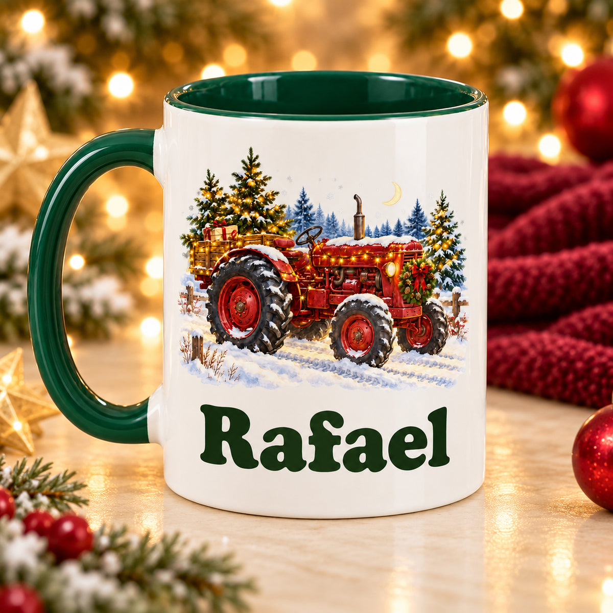 Rückseite der weißen Tasse mit grünem Henkel links: Trecker mit Lichterkette und Wunschname vor einem Winterfenster.