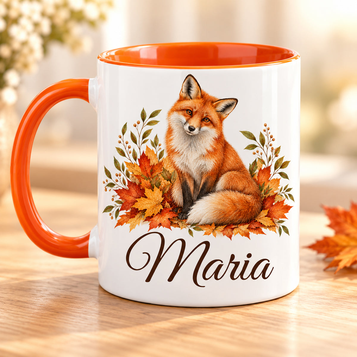 Rückseite der personalisierten Tasse mit Fuchs und Herbstblättern und orangefarbenem Henkel links.