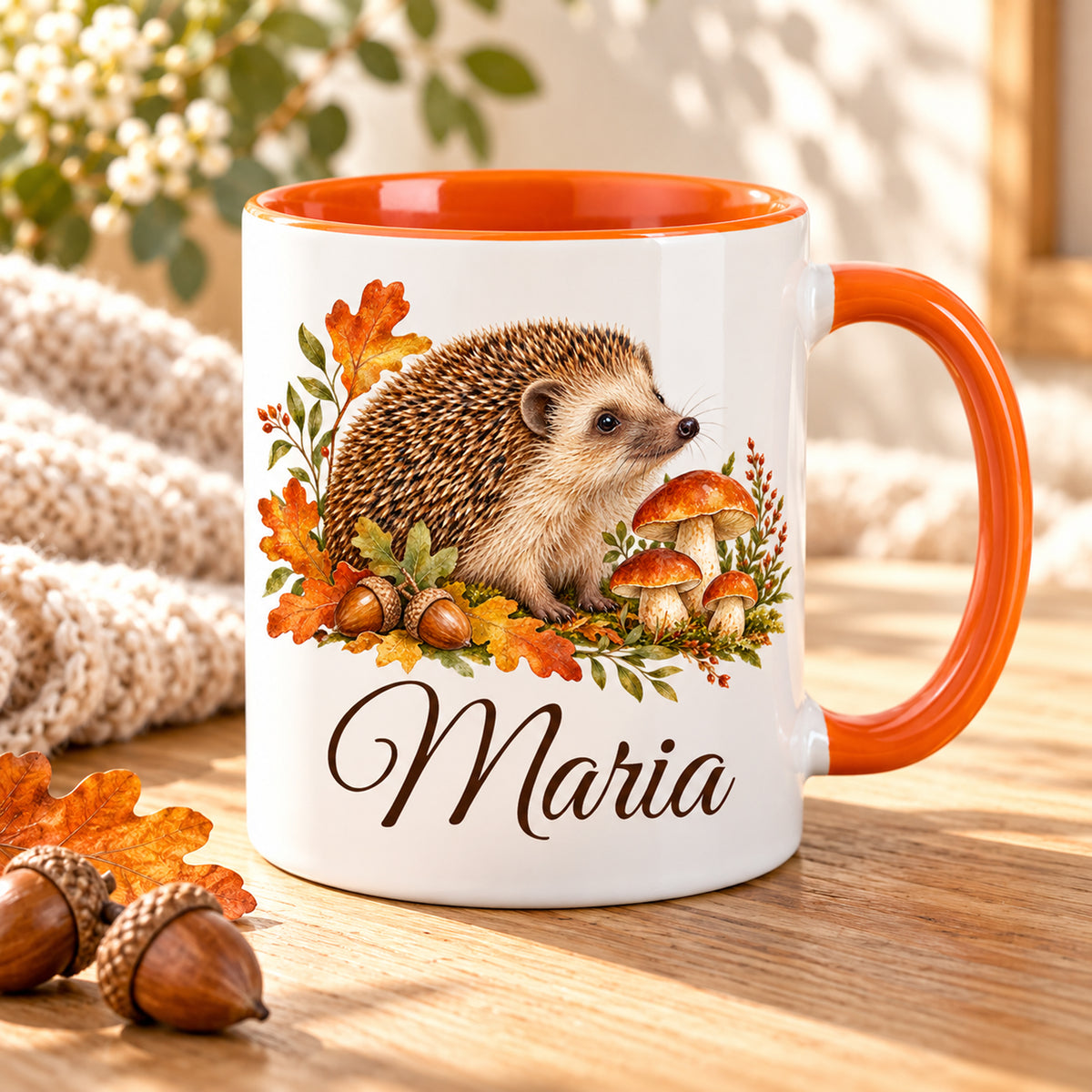 Personalisierte Tasse mit Igel, Pilzen und Herbstlaub, orangefarbenem Henkel und Innenbereich in heller Herbstdekoration.