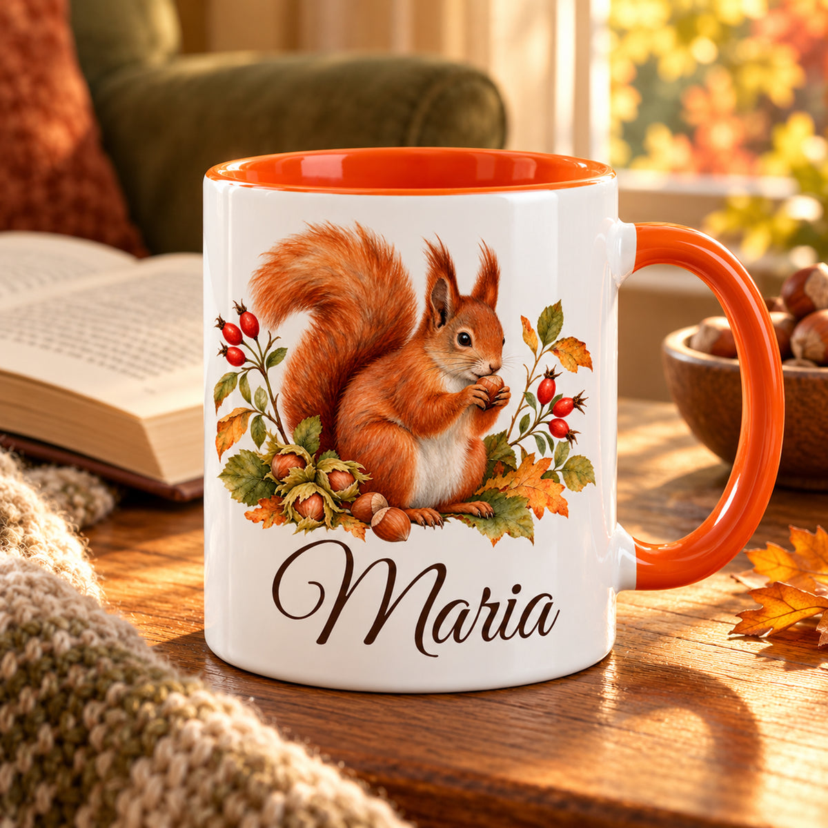 Personalisierte Eichhörnchen-Tasse auf einem Beistelltisch neben Sessel, Buch und einer Schale Haselnüsse.
