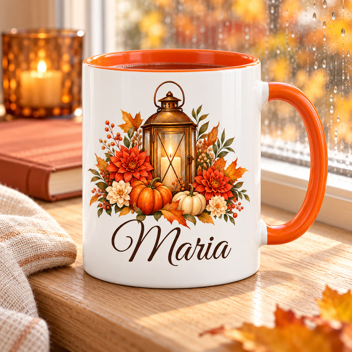 Personalisierte Herbsttasse mit Laterne und Kürbissen auf einer Fensterbank bei herbstlichem Regenwetter.