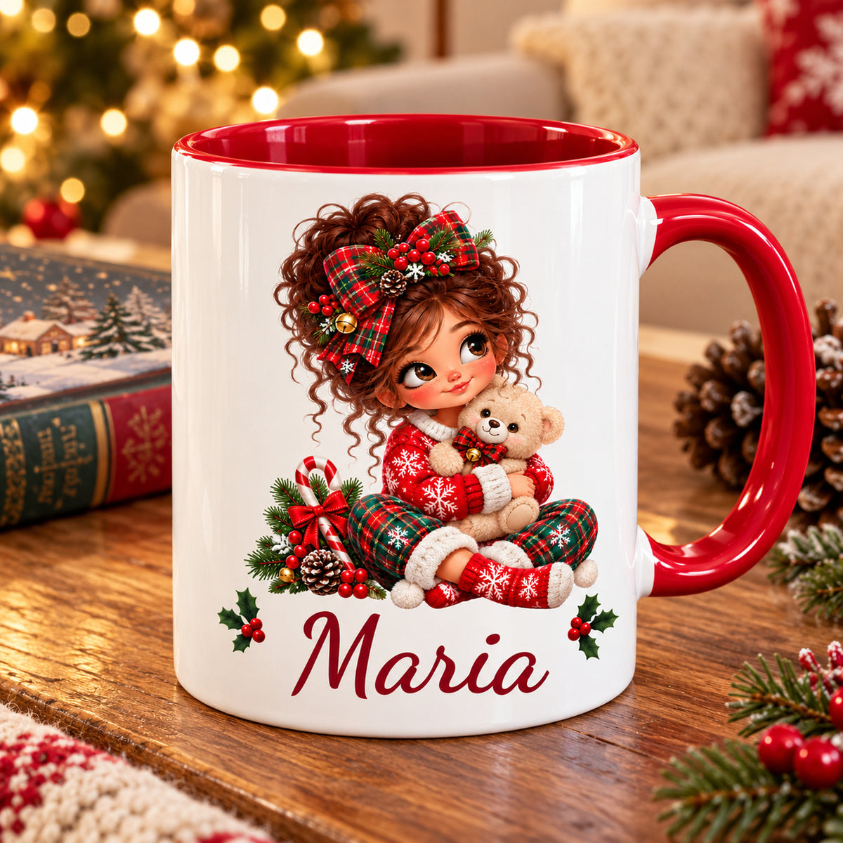 Schrägansicht der weißen Weihnachtstasse Teddy mit Wunschname und rotem Innenraum.