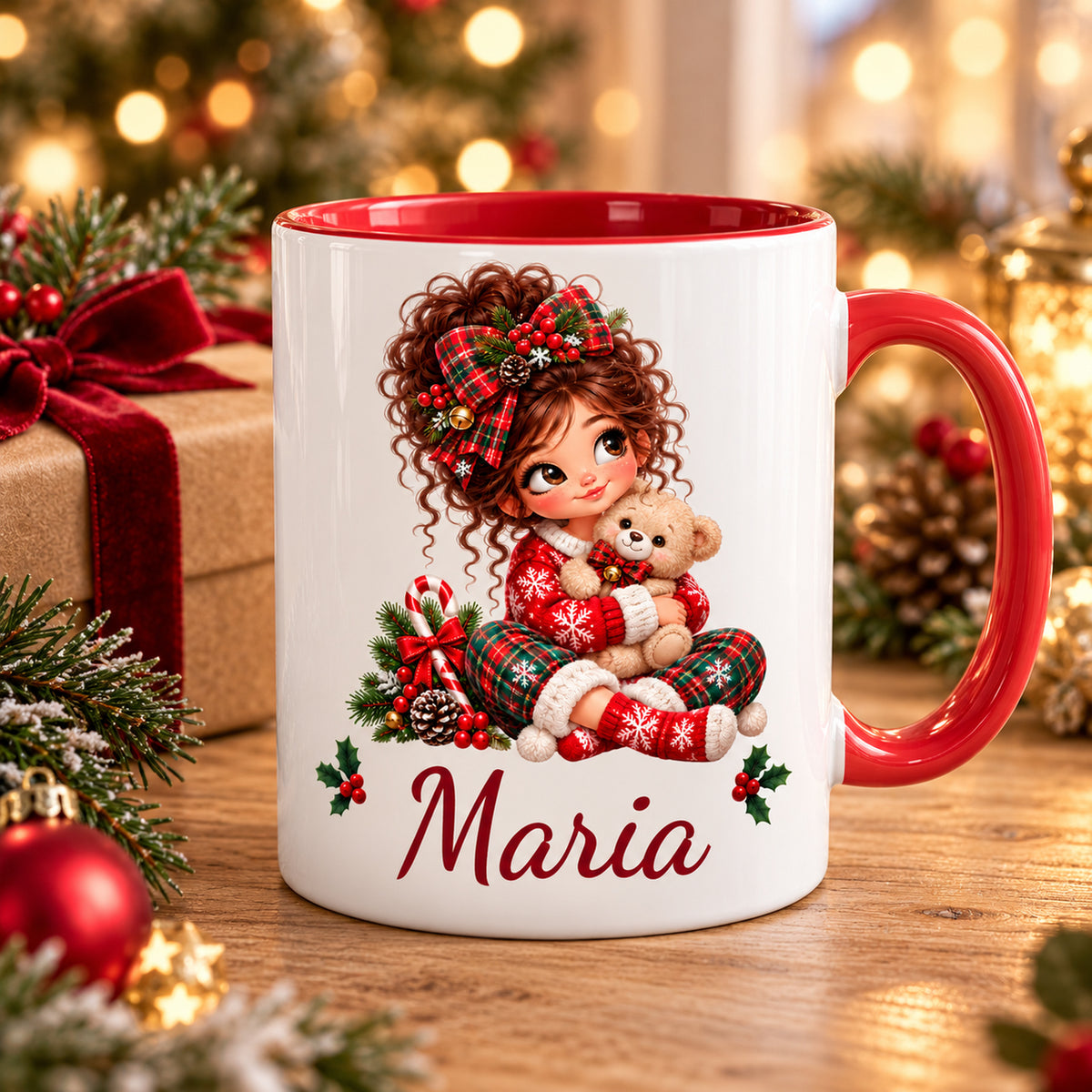Personalisierte Weihnachtstasse Teddy mit Wunschname in weihnachtlicher Geschenkszene.