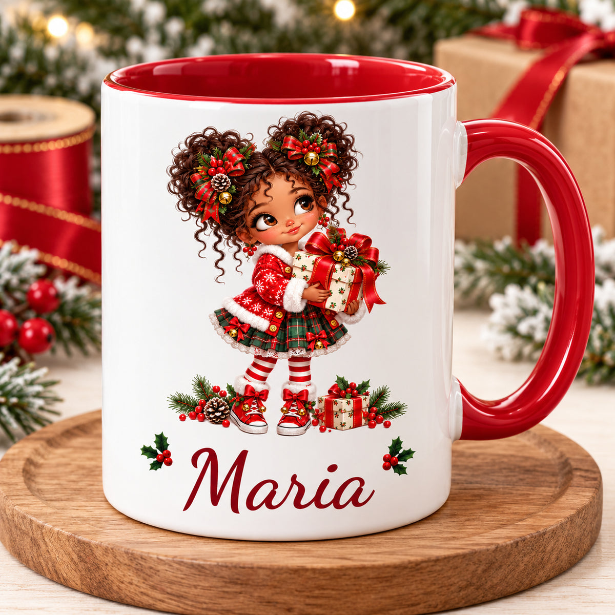 Schrägansicht der weißen Weihnachtstasse Geschenk mit Wunschname und rotem Innenraum.