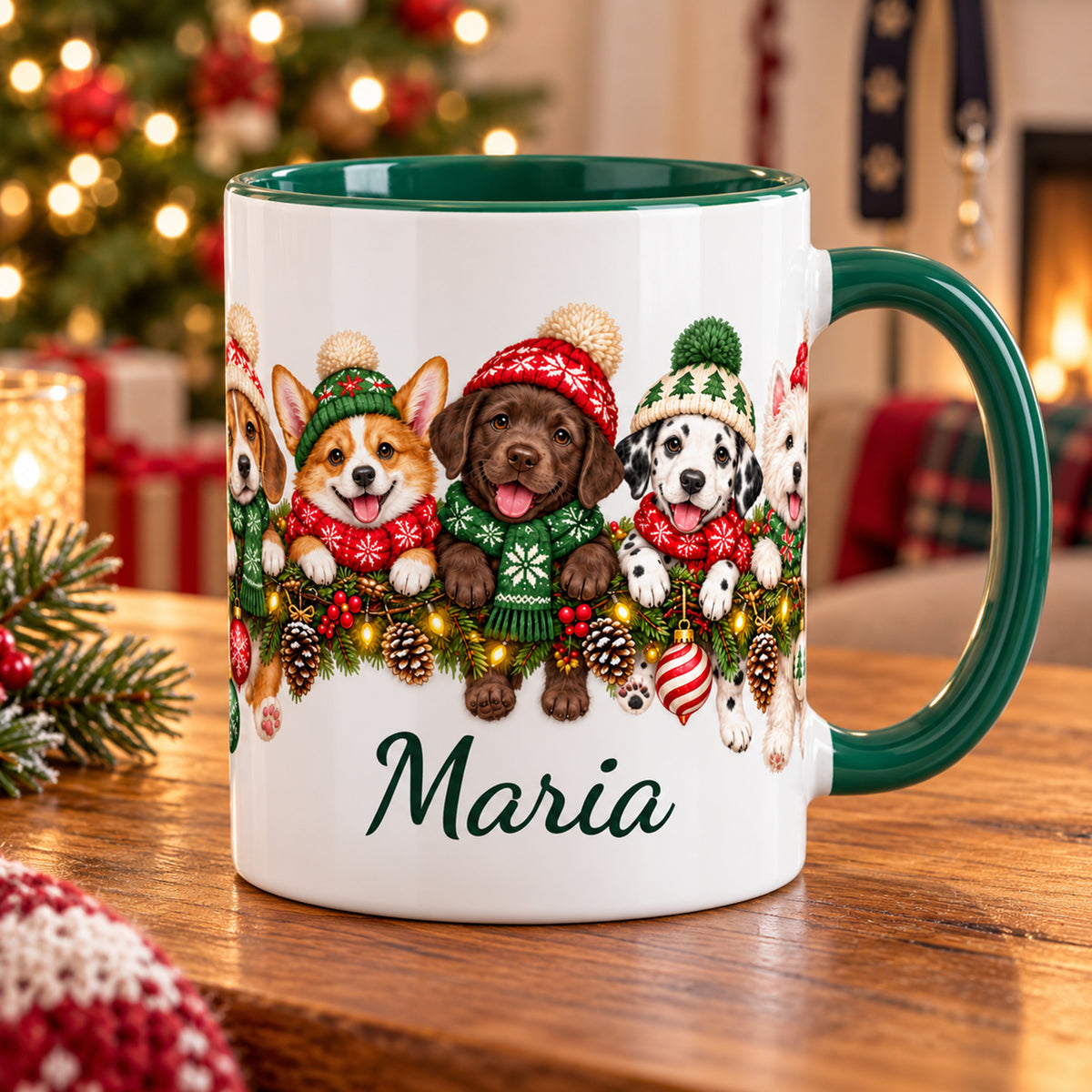 Weiße Weihnachtstasse mit grünem Henkel, grünem Inneren, Hunden in Wintermützen und einem Wunschnamen auf einem Holztisch.