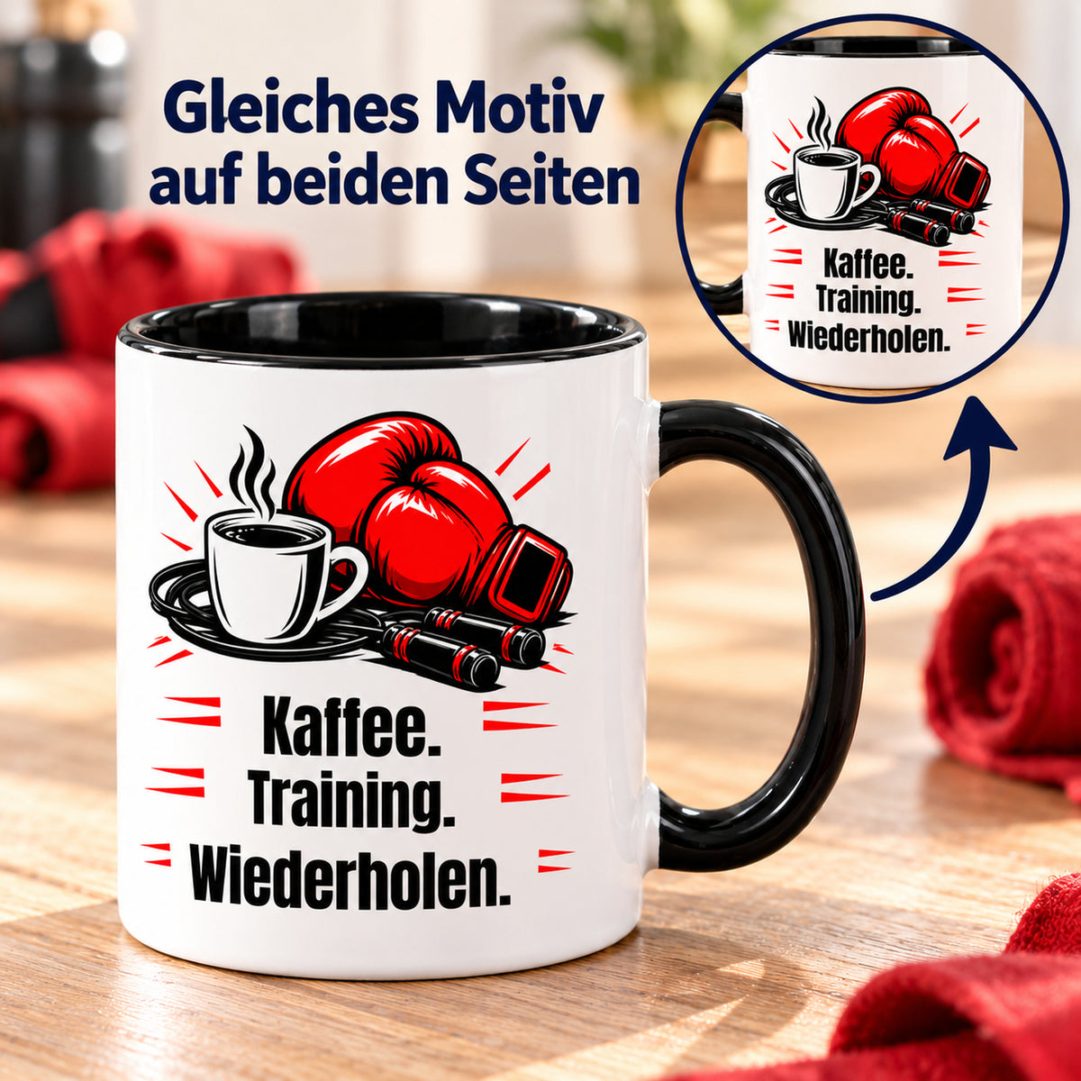 Weiße Boxsport-Tasse mit schwarzem Henkel, Rand und Innerem und Spruch „Kaffee. Training. Wiederholen.“ – Ansicht mit Detailkreis zum gleichen Motiv auf beiden Seiten.