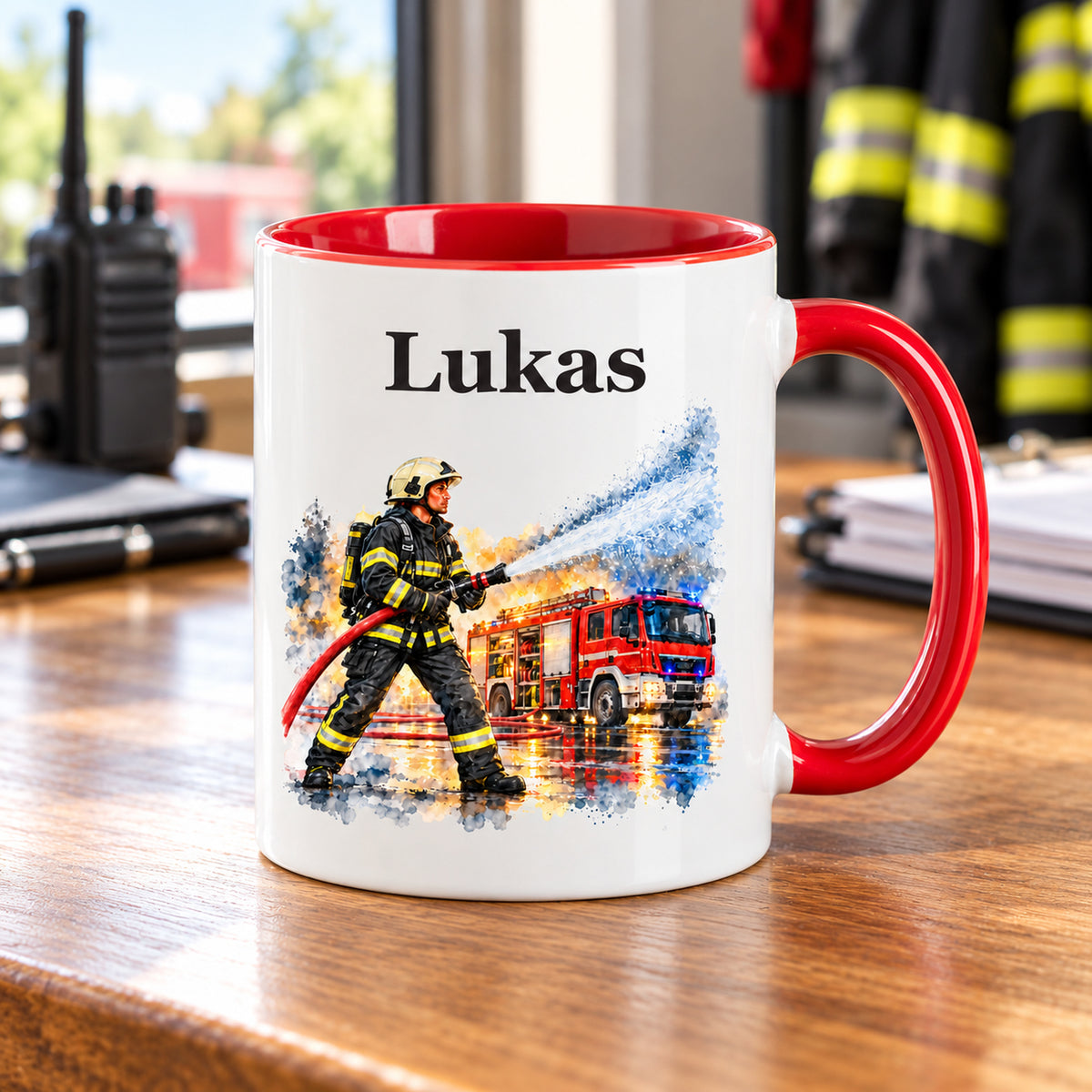 Personalisierte Tasse mit Feuerwehrmann im Motiv „Wasser marsch“ in einer Feuerwehrszene