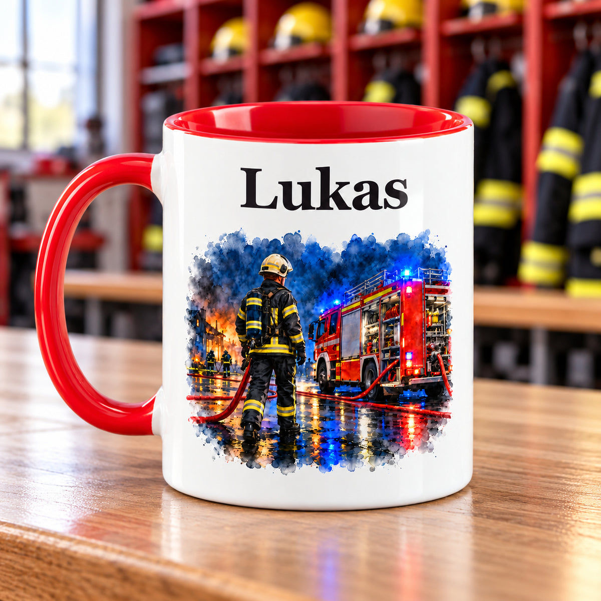 Gegenseite der personalisierten Tasse mit Feuerwehrmann im Motiv „Blaulicht bei Nacht“