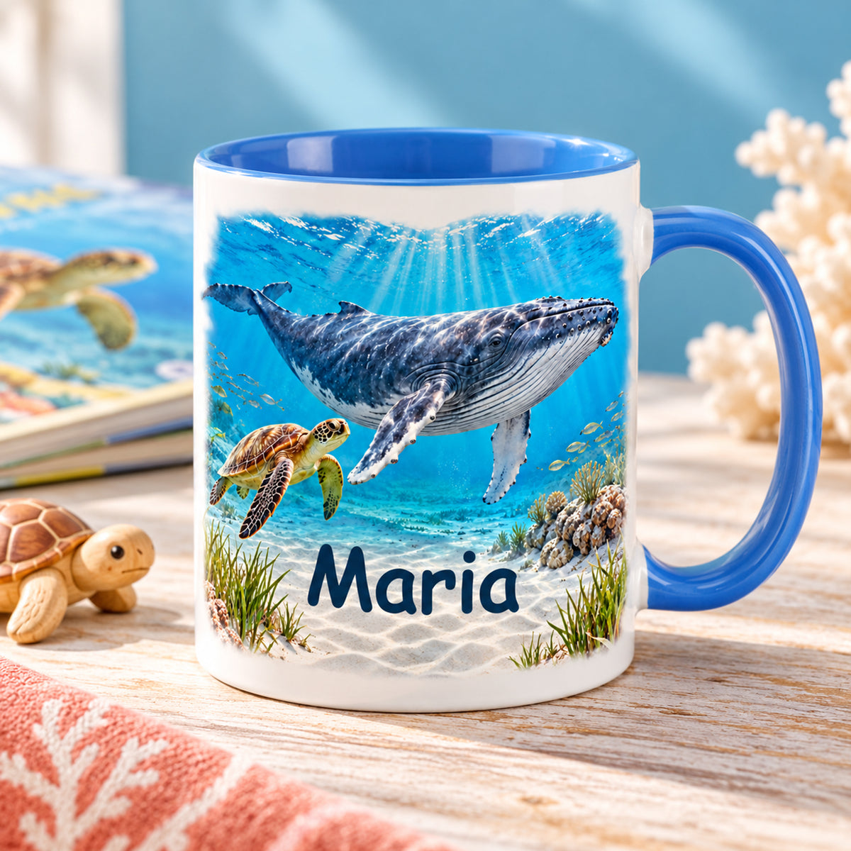Wal-Tasse mit Wunschname und Meeresschildkröte, hellblaue Innenseite und Henkel