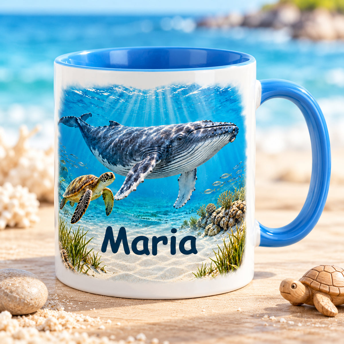 Wal-Tasse mit Wunschname und Meeresschildkröte in schräger Ansicht