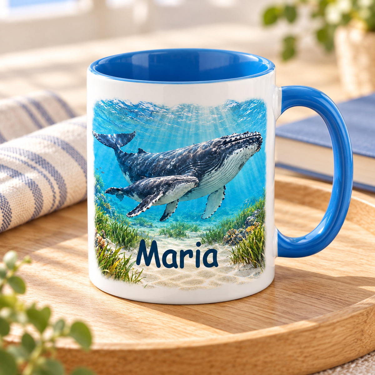 Wal-Tasse mit Wunschname und Wal mit Jungtier in schräger Ansicht
