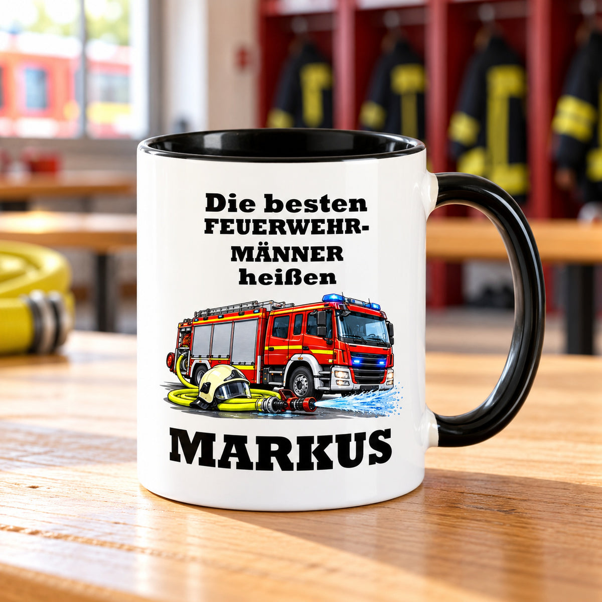 Personalisierte Feuerwehrmann-Tasse mit Cartoonmotiv, weißem Körper und schwarzem Henkel in einer passenden Umgebung.