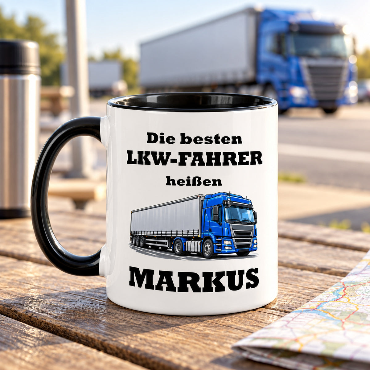 Rückseite der LKW-Fahrer-Tasse mit demselben Cartoonmotiv und Wunschnamen, schwarzer Henkel links.
