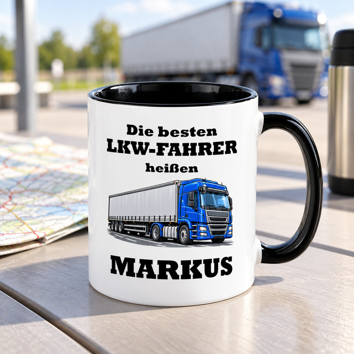 Schräge Ansicht der personalisierten LKW-Fahrer-Tasse mit sichtbarer schwarzer Innenseite und schwarzem Henkel.