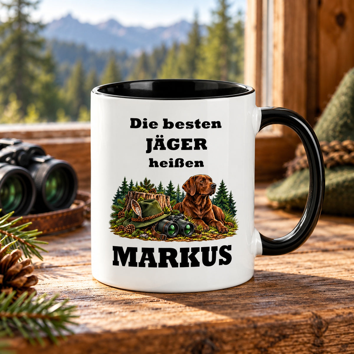 Personalisierte Jäger-Tasse mit Cartoonmotiv, weißem Körper und schwarzem Henkel in einer passenden Umgebung.