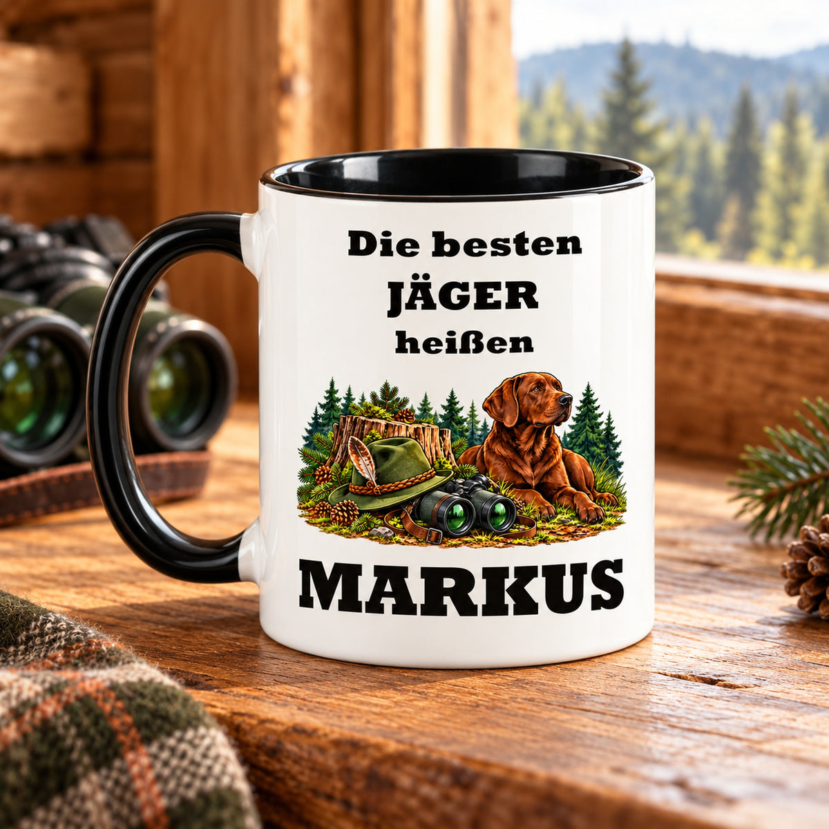 Rückseite der Jäger-Tasse mit demselben Cartoonmotiv und Wunschnamen, schwarzer Henkel links.