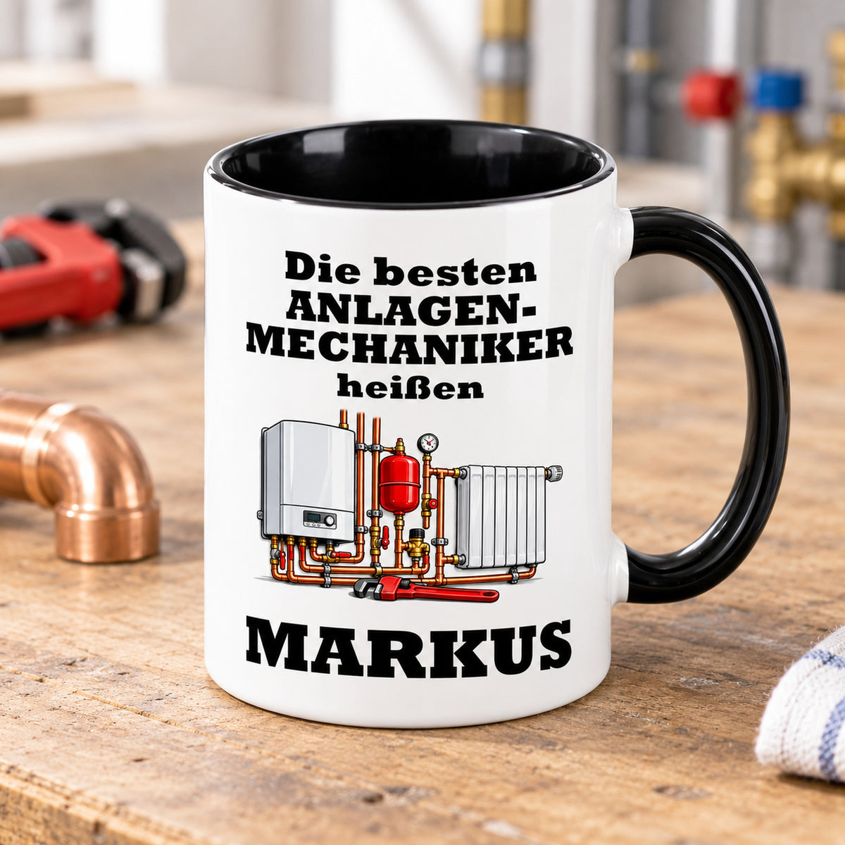 Schräge Ansicht der personalisierten Anlagenmechaniker-Tasse mit sichtbarer schwarzer Innenseite und schwarzem Henkel.