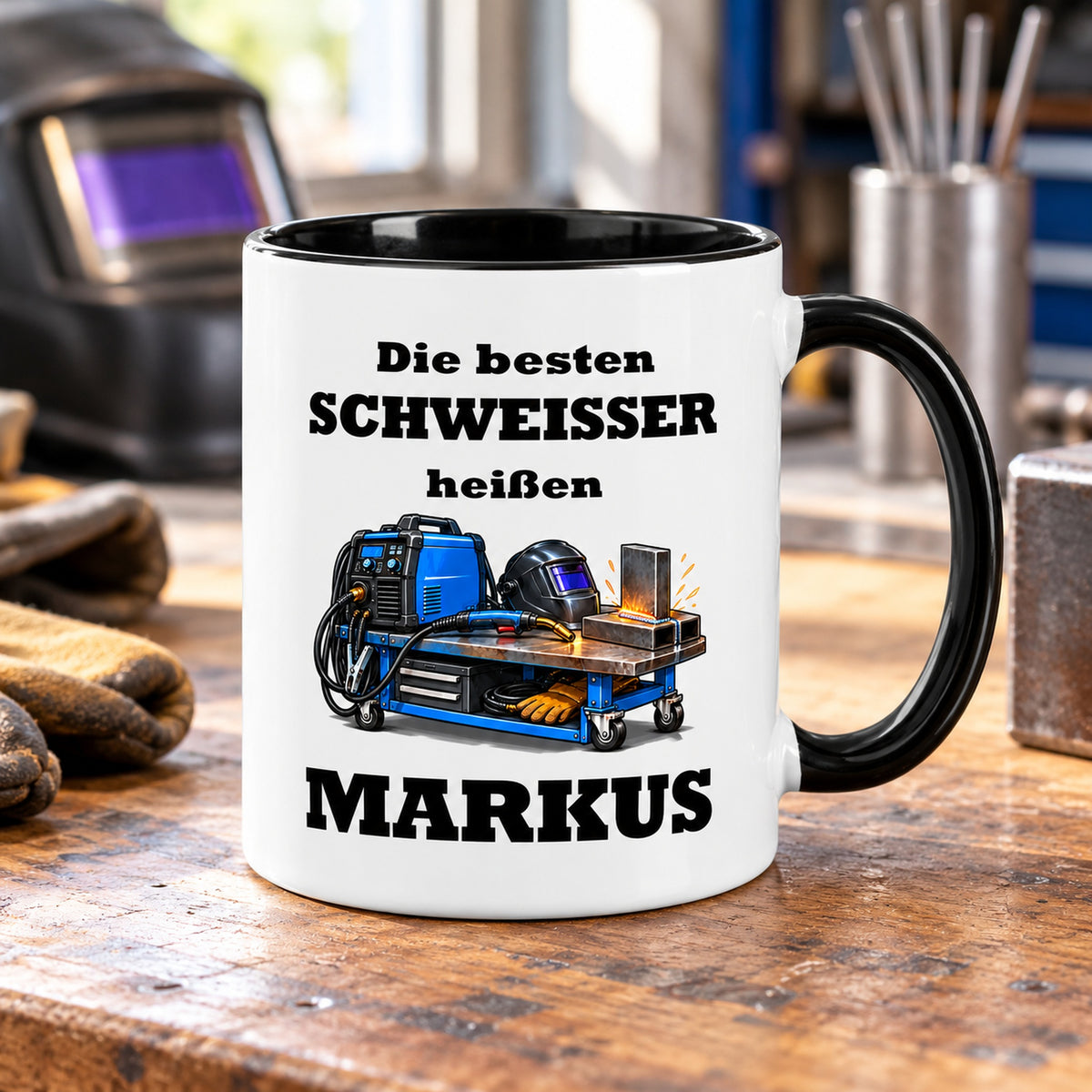 Personalisierte Schweißer-Tasse mit Cartoonmotiv, weißem Körper und schwarzem Henkel in einer passenden Umgebung.