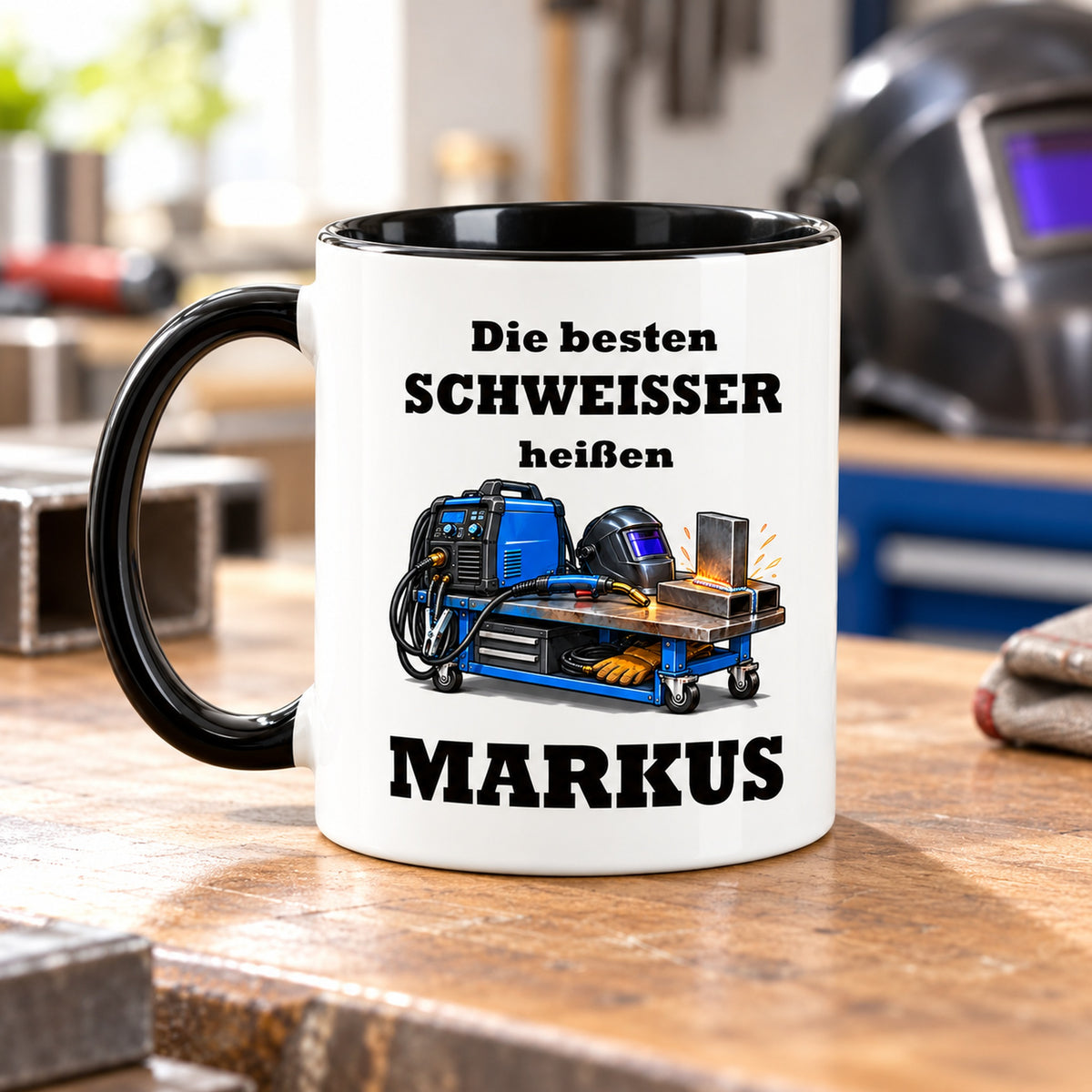 Rückseite der Schweißer-Tasse mit demselben Cartoonmotiv und Wunschnamen, schwarzer Henkel links.
