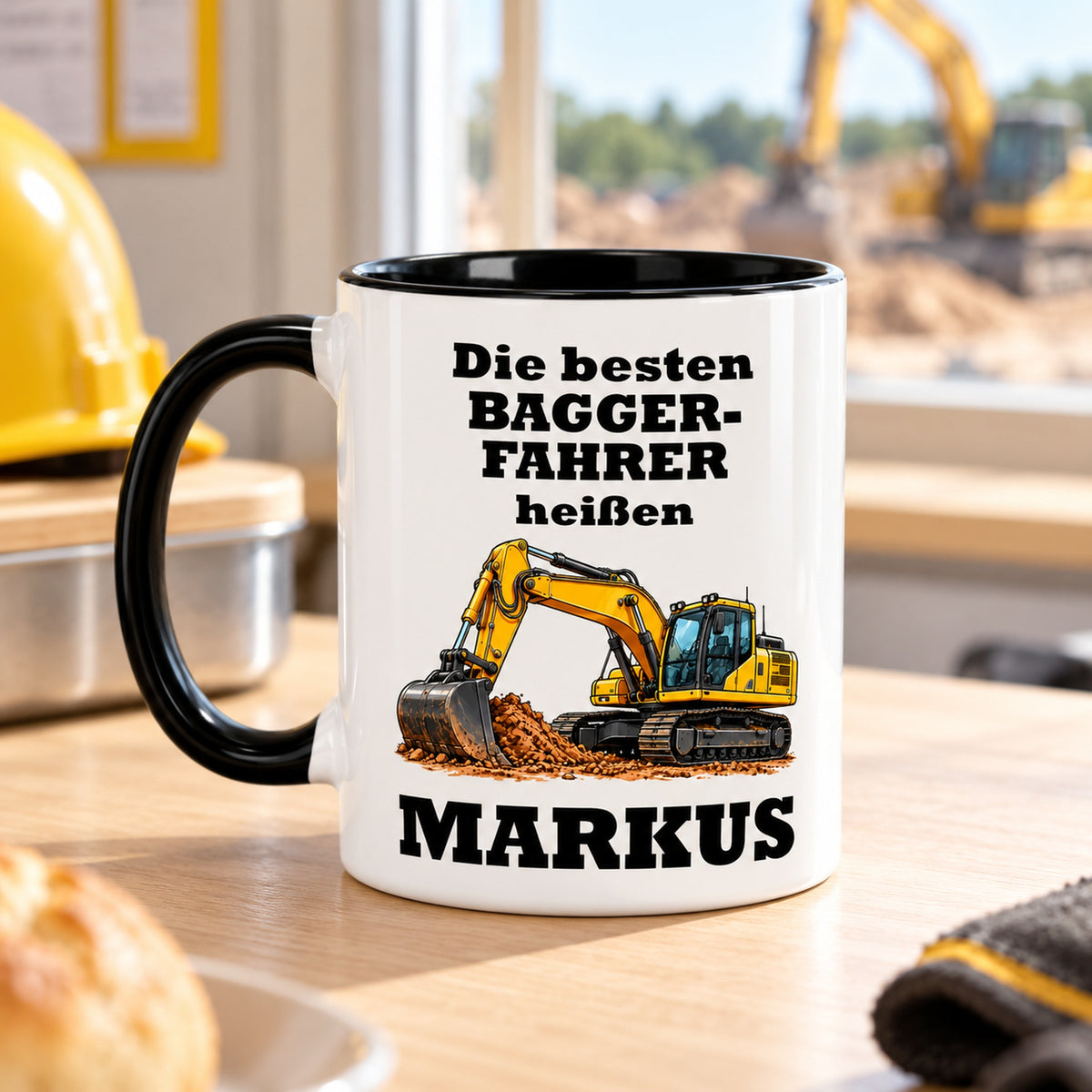 Rückseite der Baggerfahrer-Tasse mit demselben Cartoonmotiv und Wunschnamen, schwarzer Henkel links.