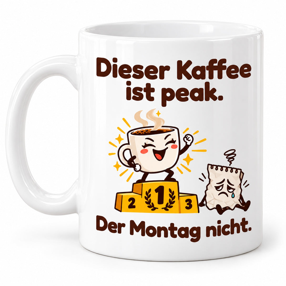 Freigestellte weiße Tasse „Peak & Montag“ mit Henkel links und identischem Spruchdruck auf der Rückseite.