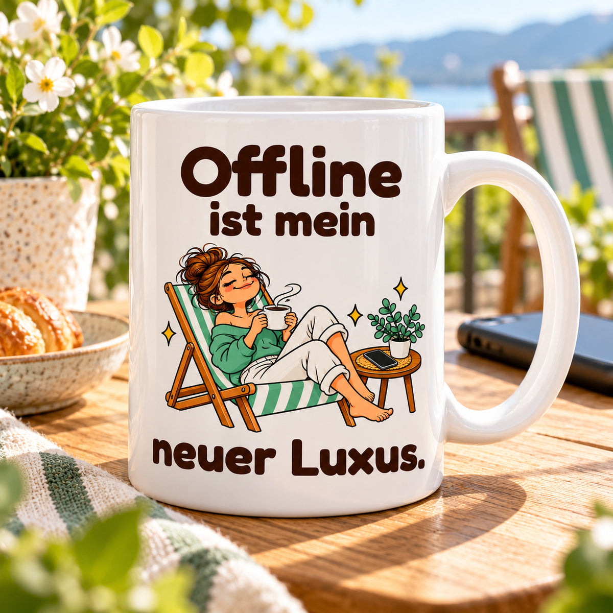 Tasse mit dem Spruch „Offline ist mein neuer Luxus.“ bei einer Kaffeepause auf einem Balkon mit Grünpflanzen.