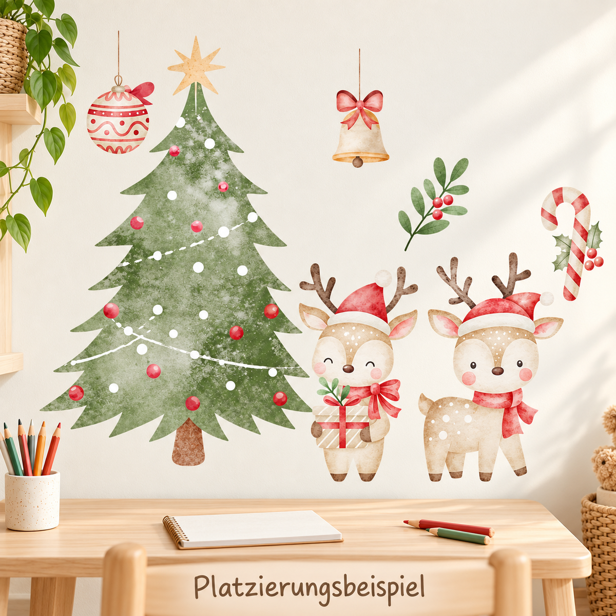 Weihnachtlicher Tannenbaum und zwei Rentiere als Wandtattoos über einem hellen Kindertisch mit Stiftebecher.