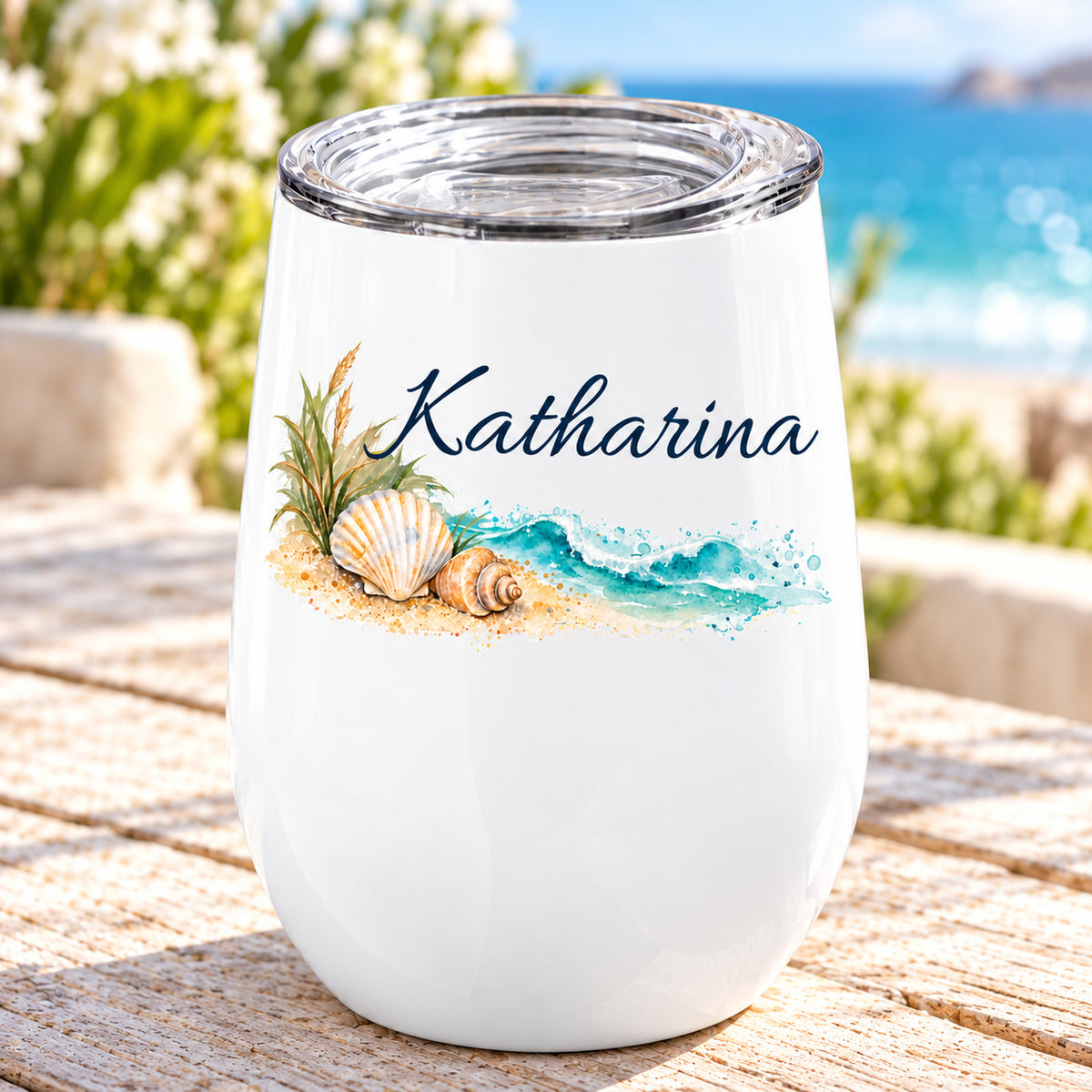Weinbecher mit Muscheln und Wellen und Wunschname, Motiv und Deckel aus erhöhter Ansicht