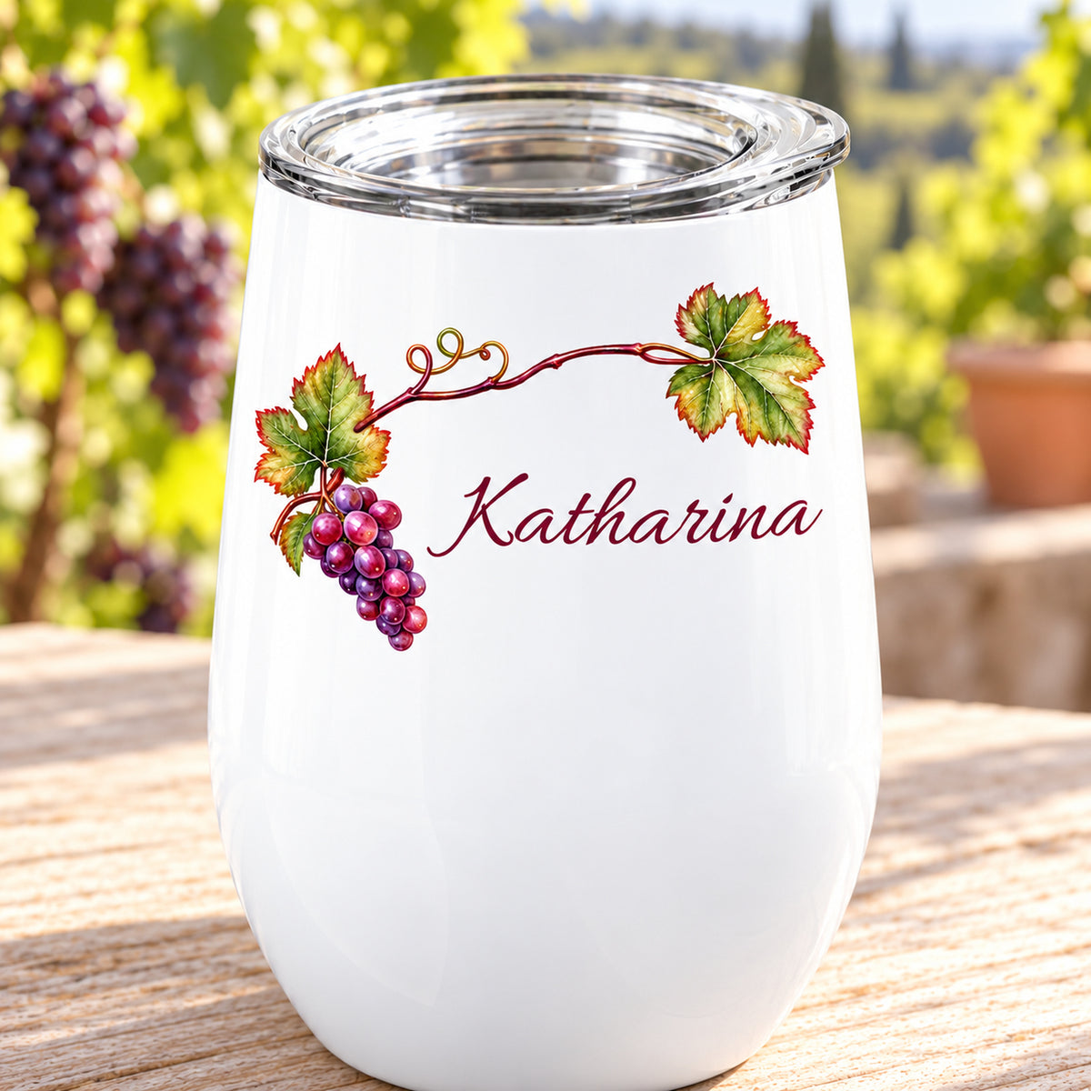 Weinbecher mit Weinlaub und Trauben und Wunschname, Motiv und Deckel aus erhöhter Ansicht