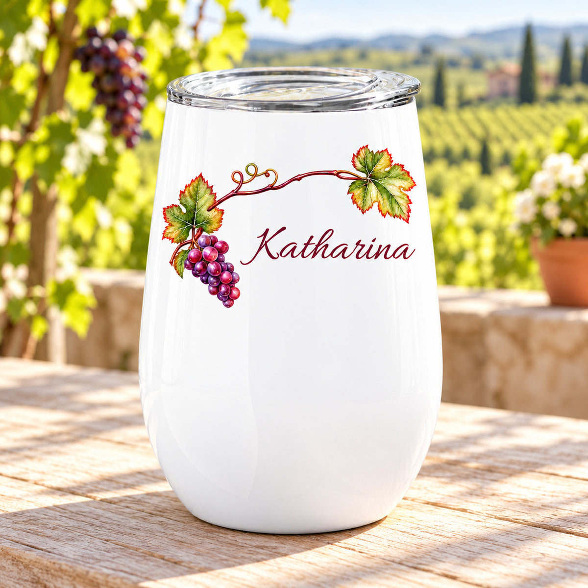 Personalisierter Weinbecher mit Weinlaub und Trauben in schräger Ansicht