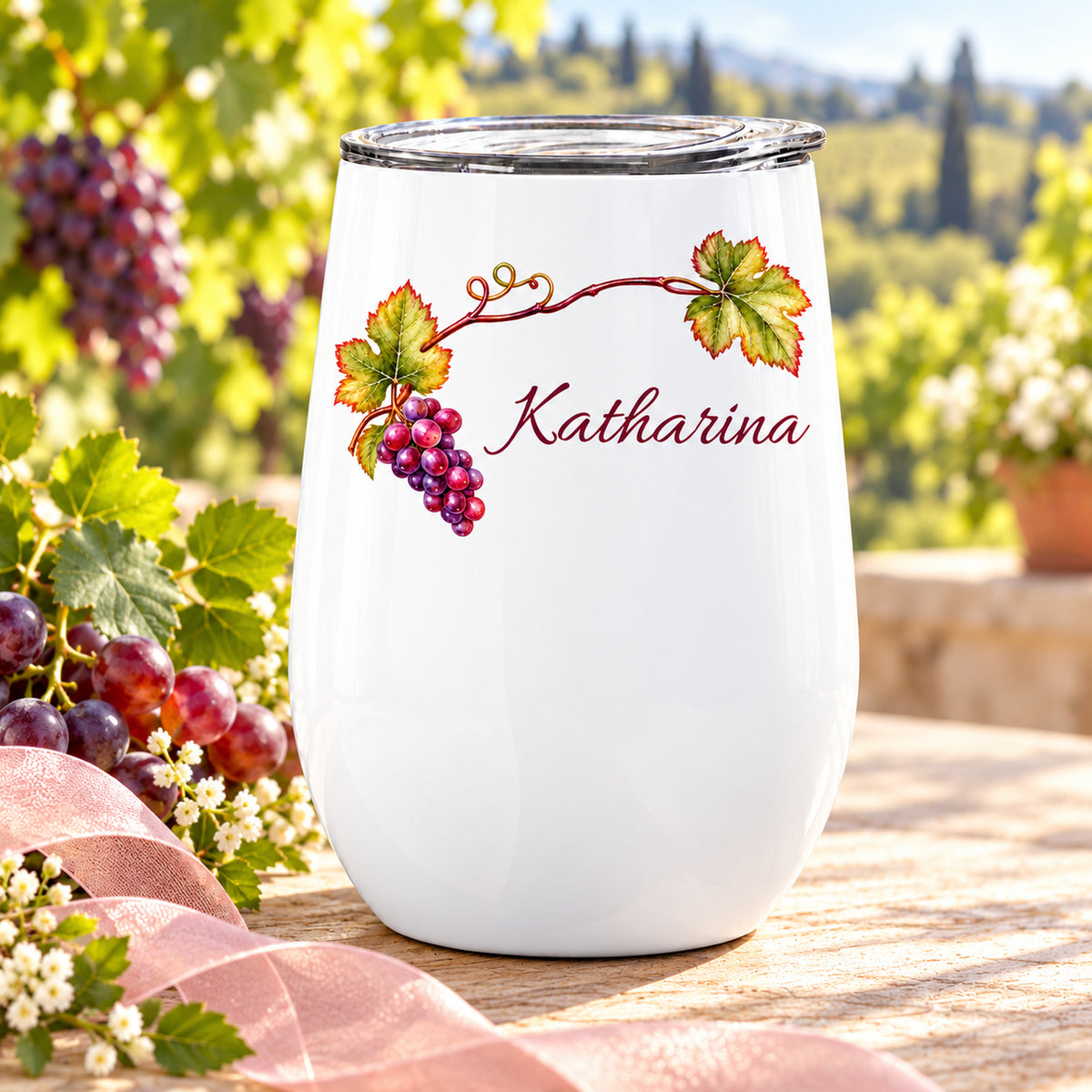 Weinbecher mit Weinlaub und Trauben, loser Schleife und passender Dekoration als Geschenkidee ohne Geschenkbox