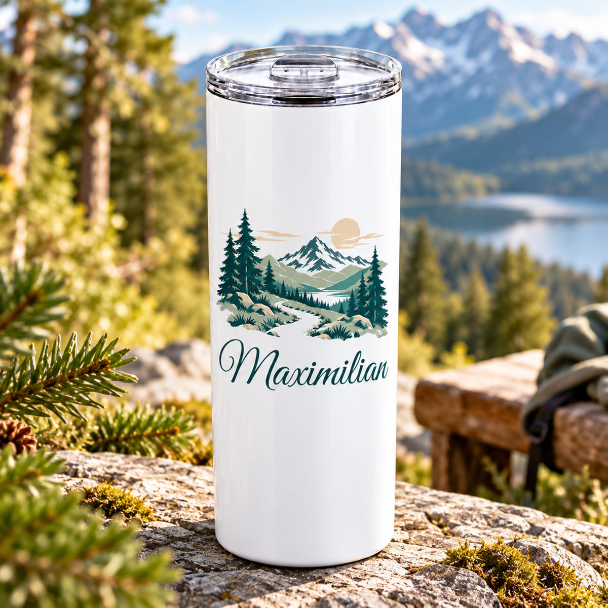 Weißer Thermobecher mit Waldpfad und Bergen und großem Wunschnamen in Schreibschrift.