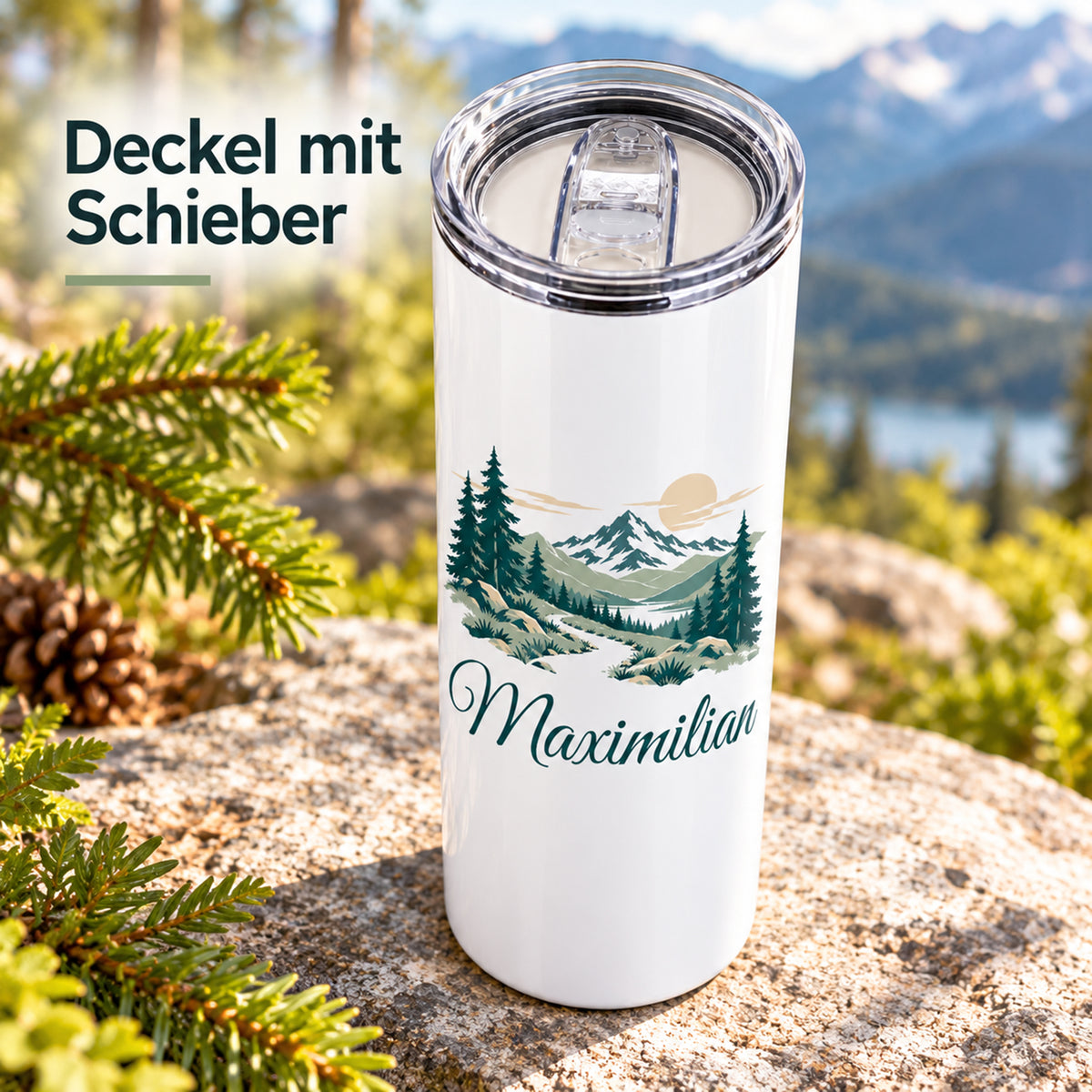 Thermobecher mit Waldpfad und Bergen und Wunschname; transparenter Deckel mit Schieber von oben.
