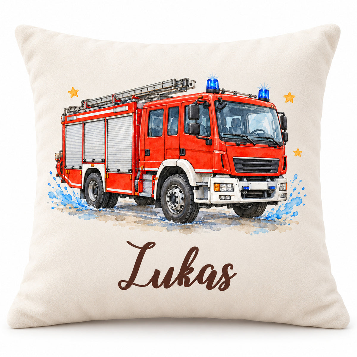 Cremeweißer Kissenbezug mit rotem Feuerwehrauto, blauen Sternen und Beispielname Lukas vor weißem Hintergrund.