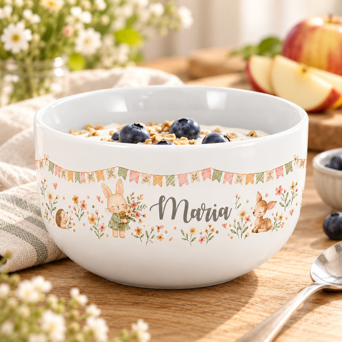 Häschen-Müslischale mit Joghurt und Beeren auf einem hellen Frühstückstisch.