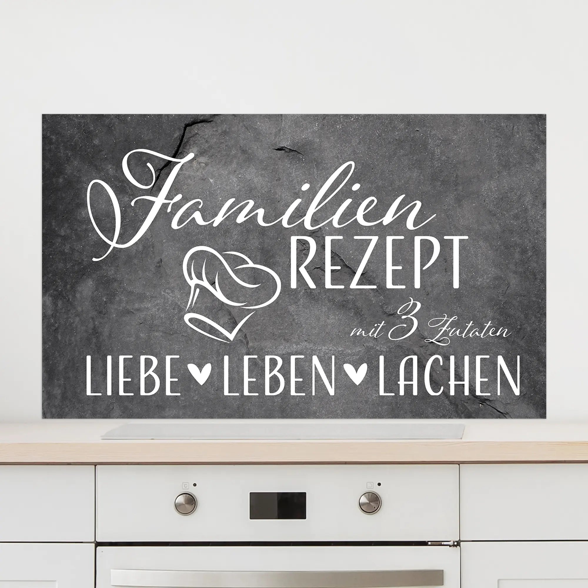 Schwarze Wandtafel mit weißem Schriftzug "Familien Rezept".