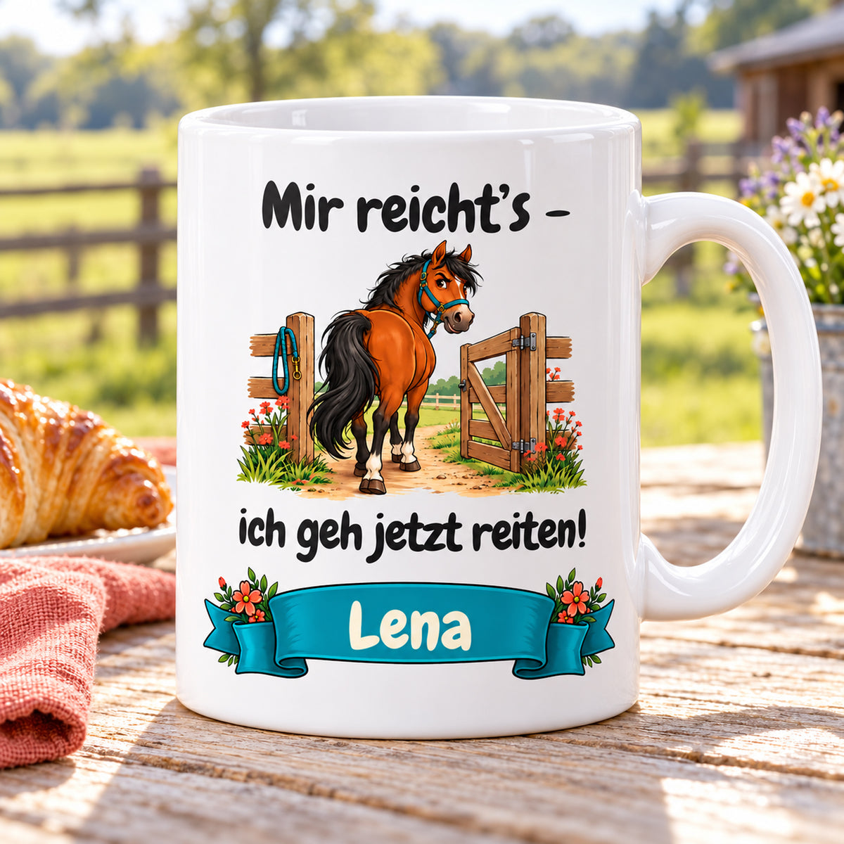 Weiße Pferdetasse mit Namen, braunem Pferd am Koppeltor und Spruch „Mir reicht’s – ich geh jetzt reiten!“, in einer gemütlichen Reitstall-Umgebung.