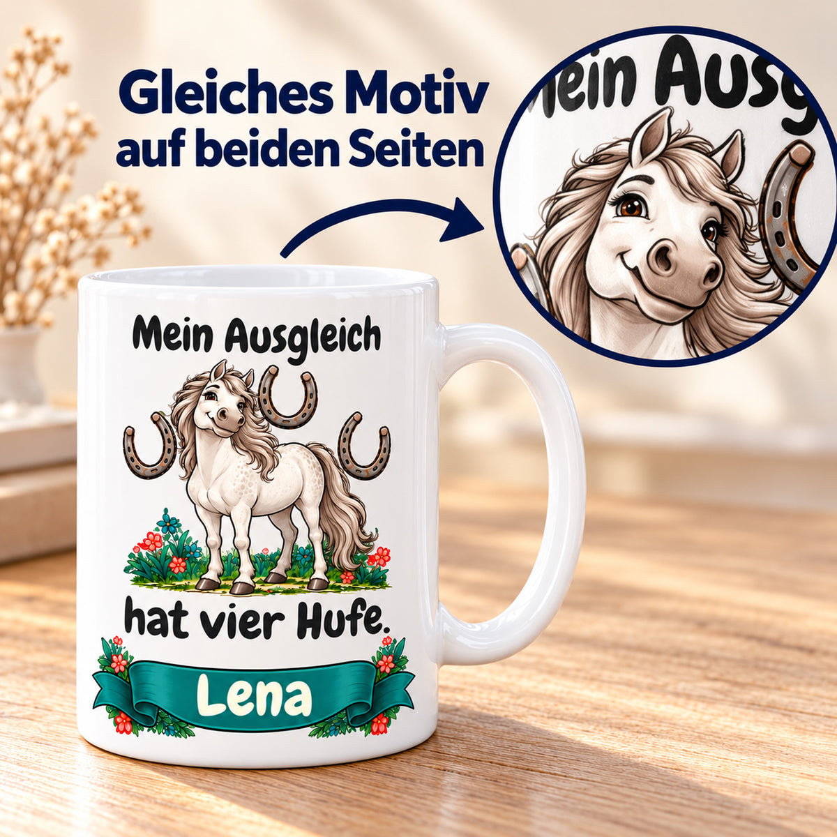 Weiße Pferdetasse mit Namen, Schimmel und Hufeisen und Spruch „Mein Ausgleich hat vier Hufe.“, mit vergrößertem Pferdekopf und Hinweis auf identischen Druck.