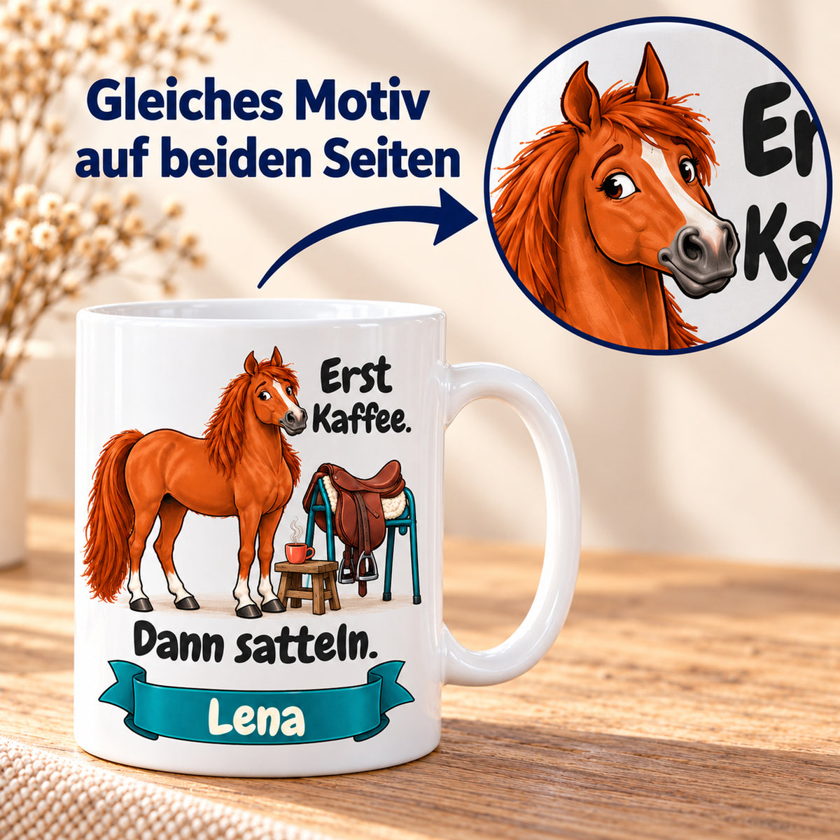 Weiße Pferdetasse mit Namen, Fuchs neben Sattel und Kaffeetasse und Spruch „Erst Kaffee. Dann satteln.“, mit vergrößertem Pferdekopf und Hinweis auf identischen Druck.