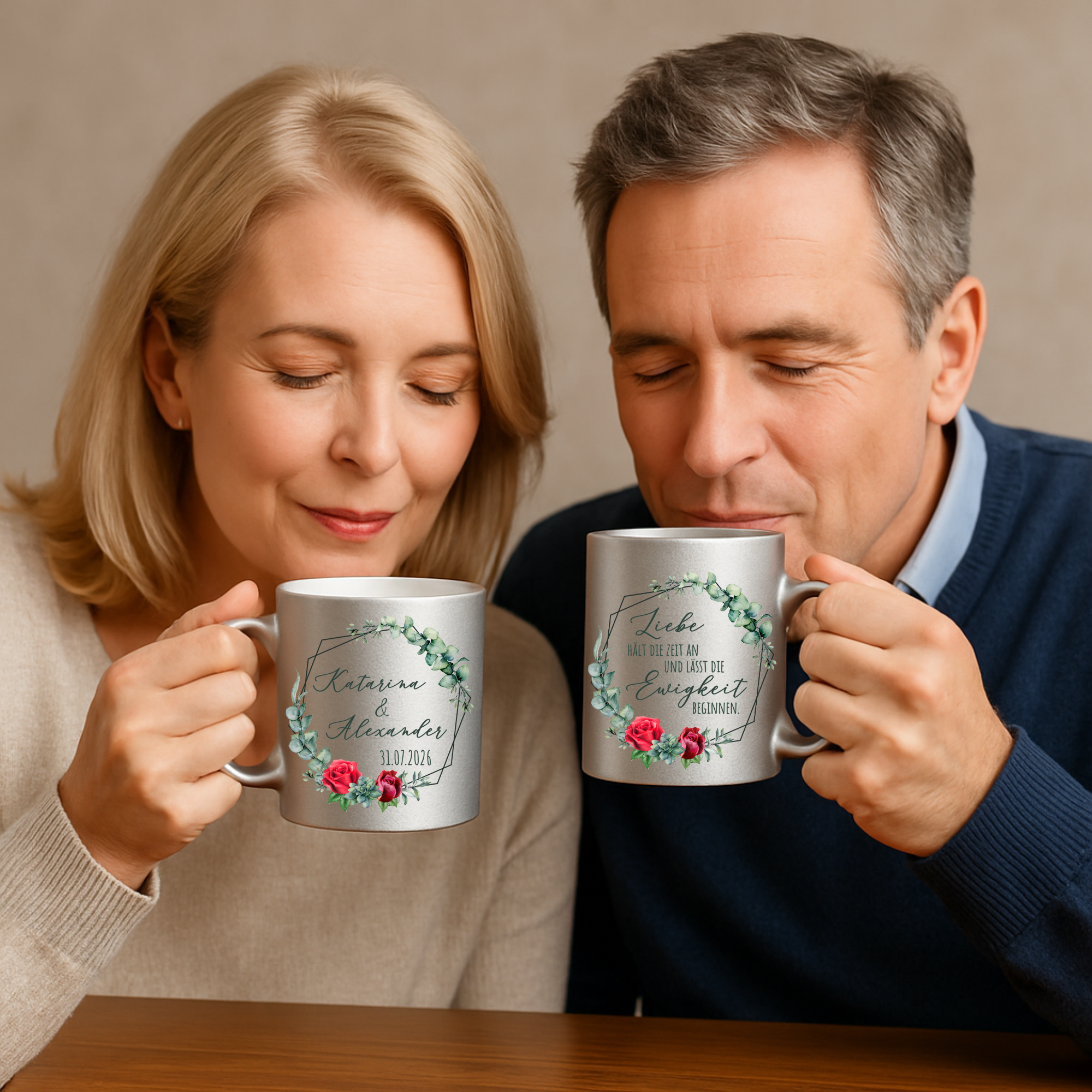 Kaffeetassen mit floralem Design, personalisiert für Paare.