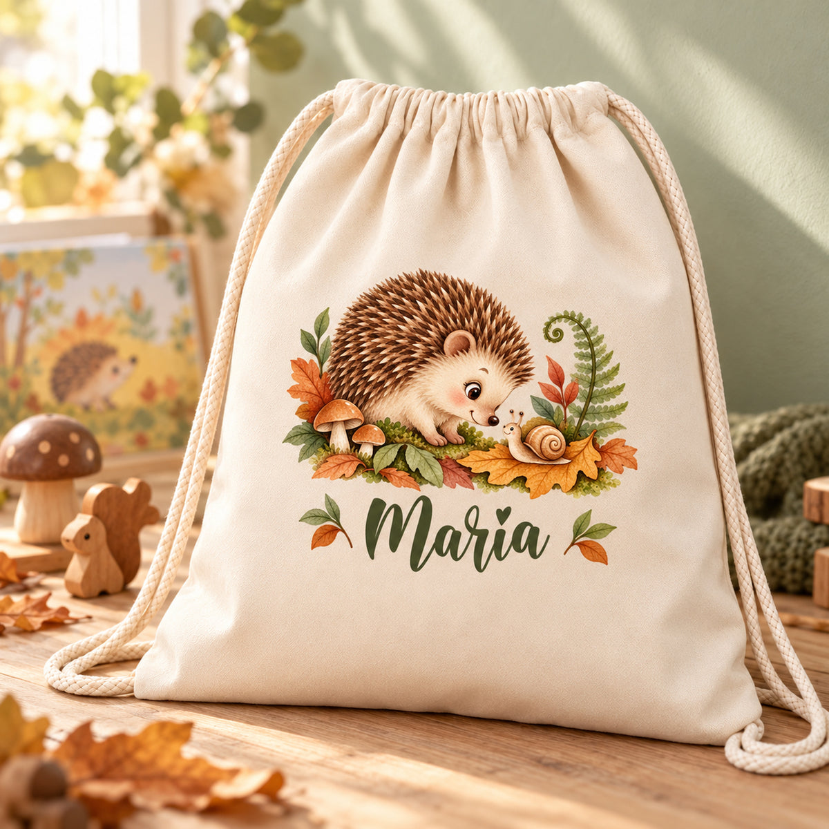 Turnbeutel mit Igel und Schnecke in einer natürlichen Leseecke mit Walddekoration