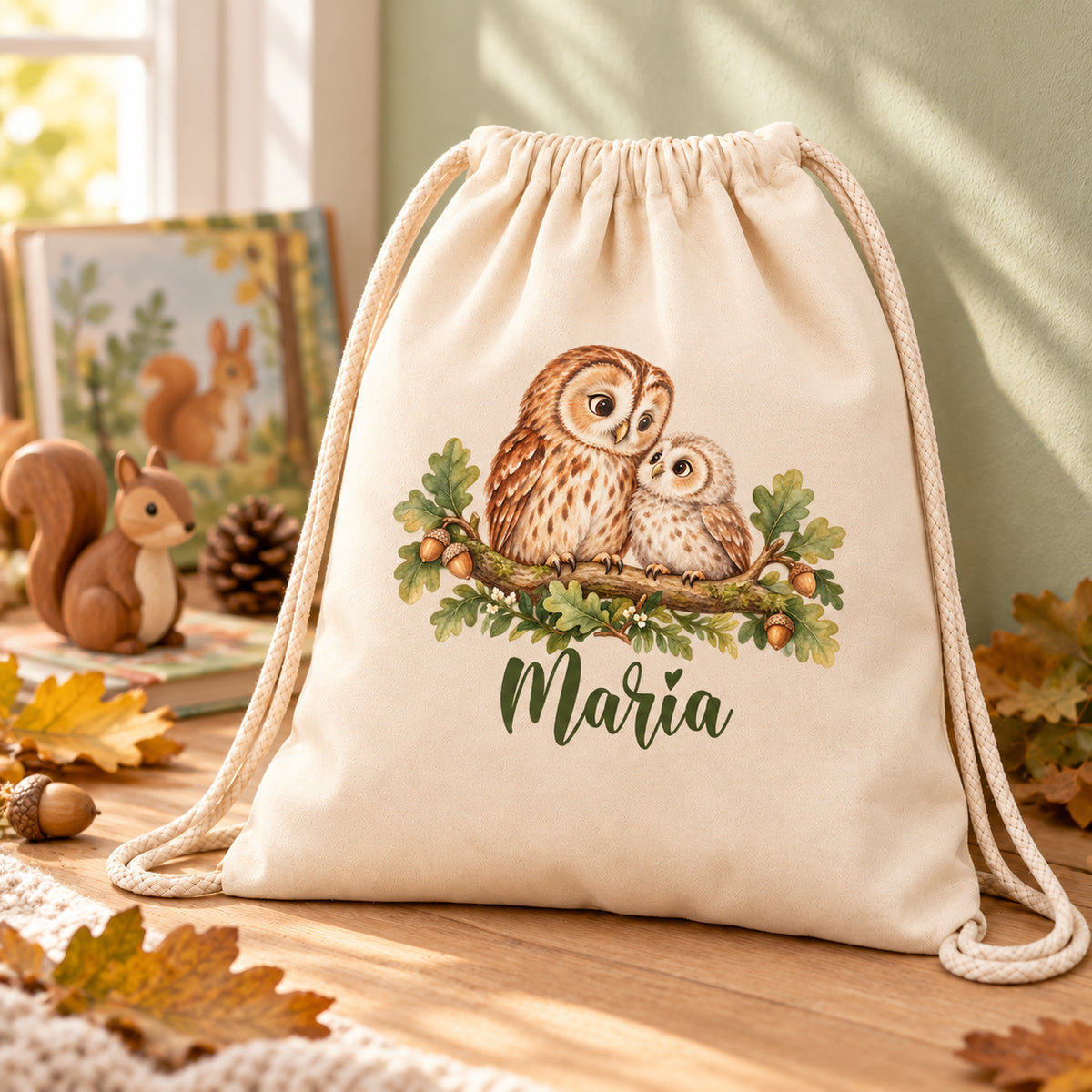 Turnbeutel mit Eule und Jungvogel in einer natürlichen Leseecke mit Walddekoration