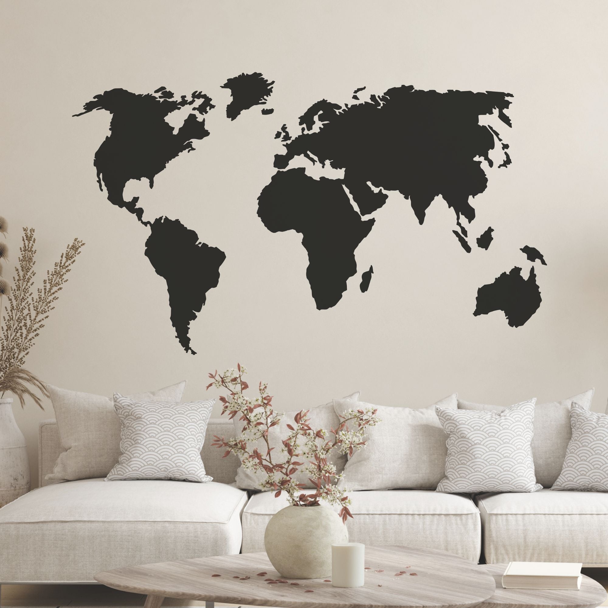 Schwarze Weltkarte als Wandtattoo auf hellem Hintergrund.