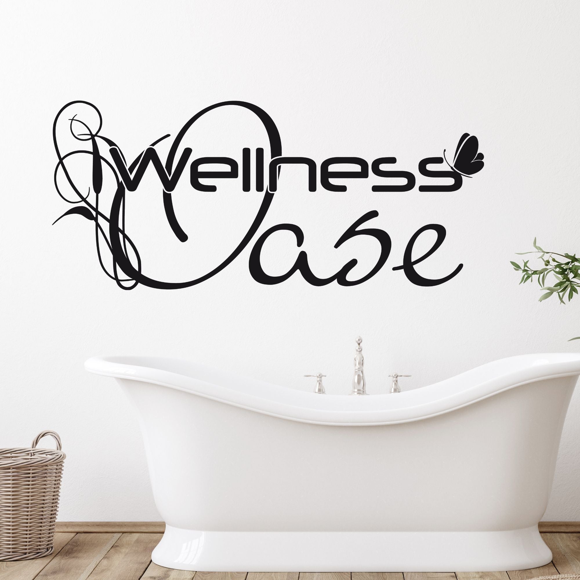 Schwarzer Wandaufkleber "Wellness Oase" über einer Badewanne.