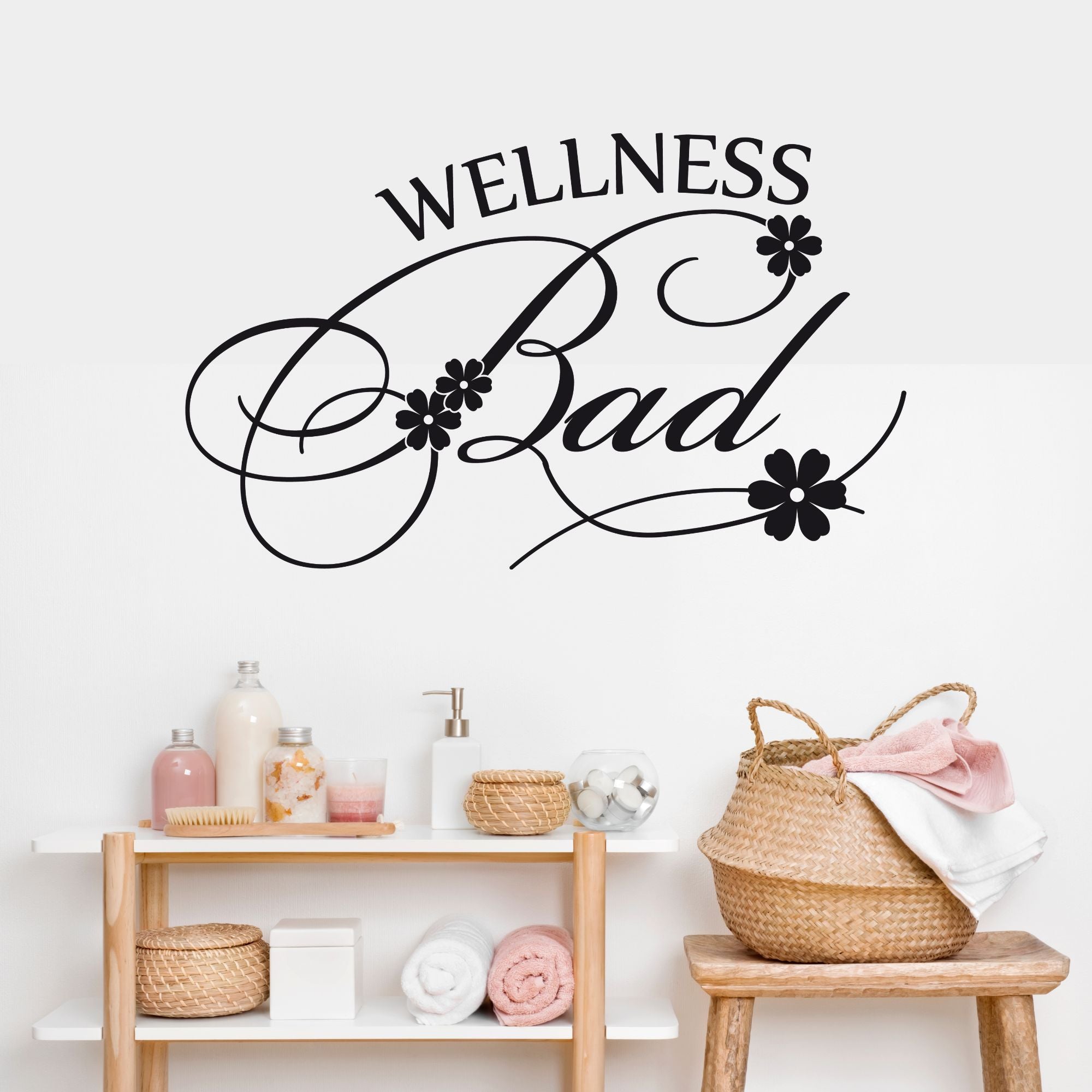 Schwarzer Wandaufkleber "Wellness Bad" mit Blumenmotiven.