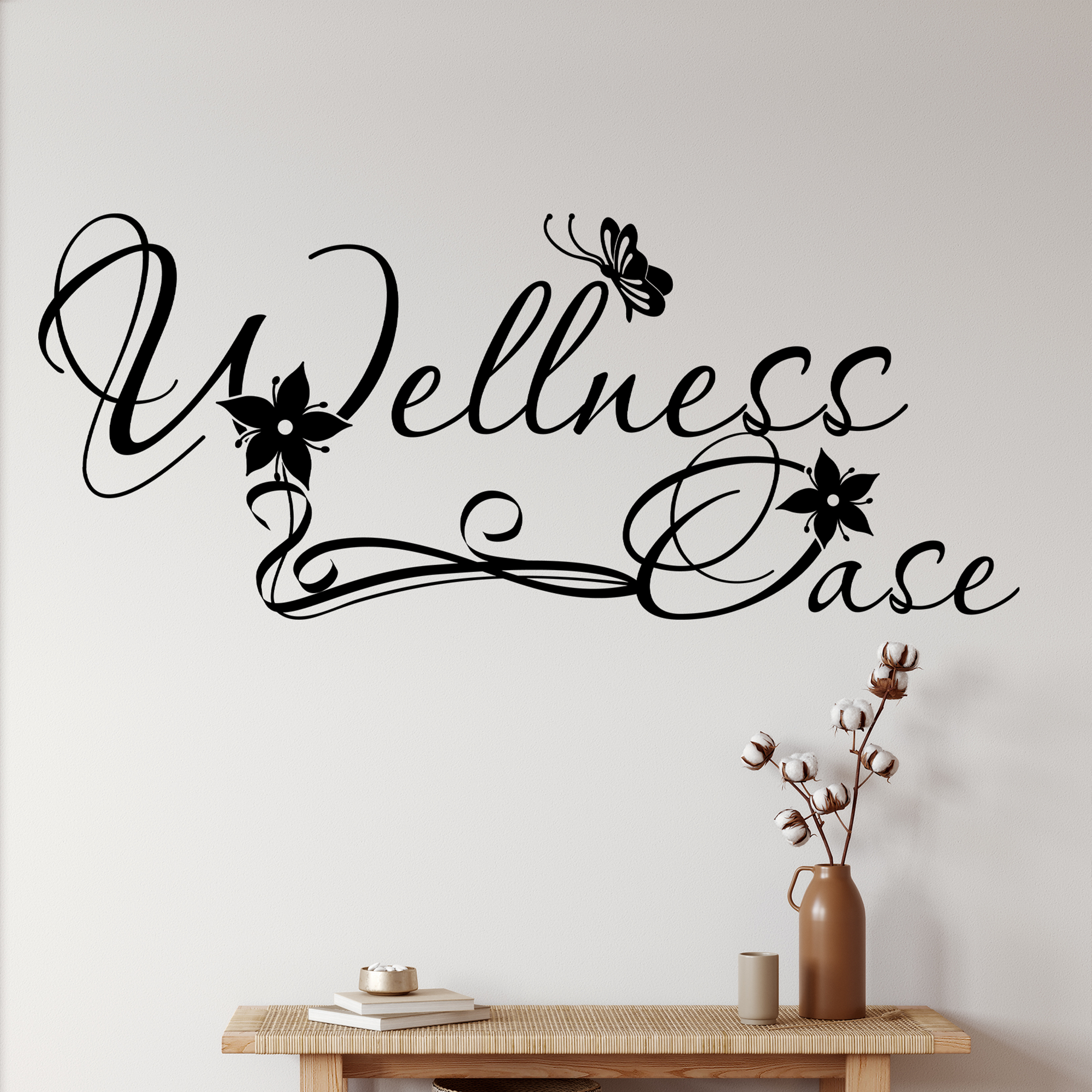Schwarzer Wandaufkleber mit Schriftzug "Wellness Case" und Blumen.